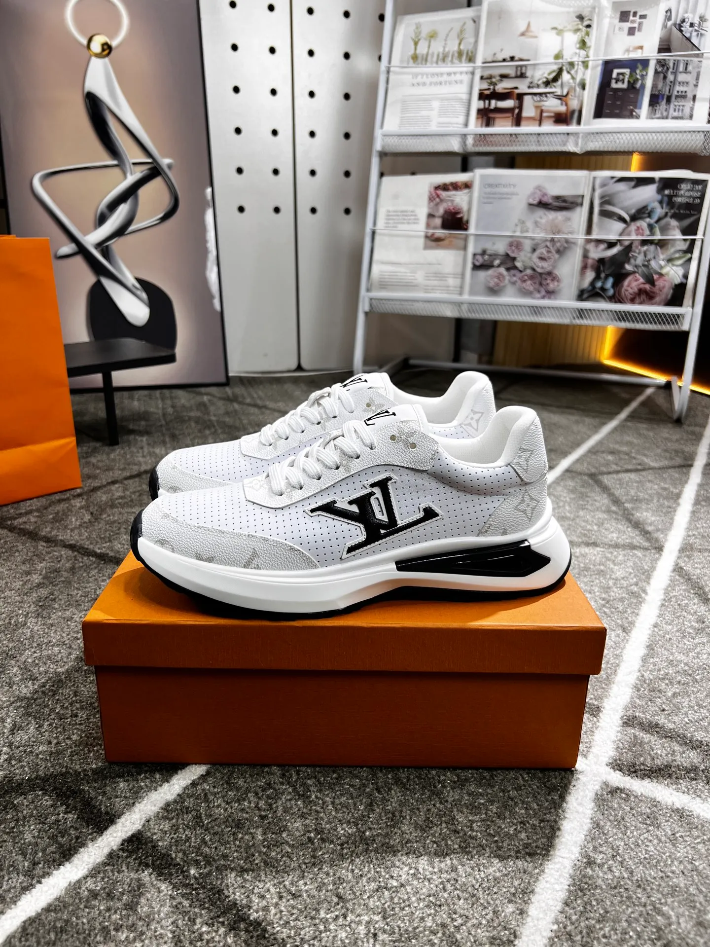Factory price: 438 💰 LV new casual men's shoes 👉 👉 Fashionable and versatile, 💞 simple and elegant style, 🔊 made of imported cowhide, ☑️ breathable mesh lining, sheepskin feet, original wear-resistant rubber outsole, exclusive new style, actual shot, three colors available, code number: 38-44, (45 can be customized)